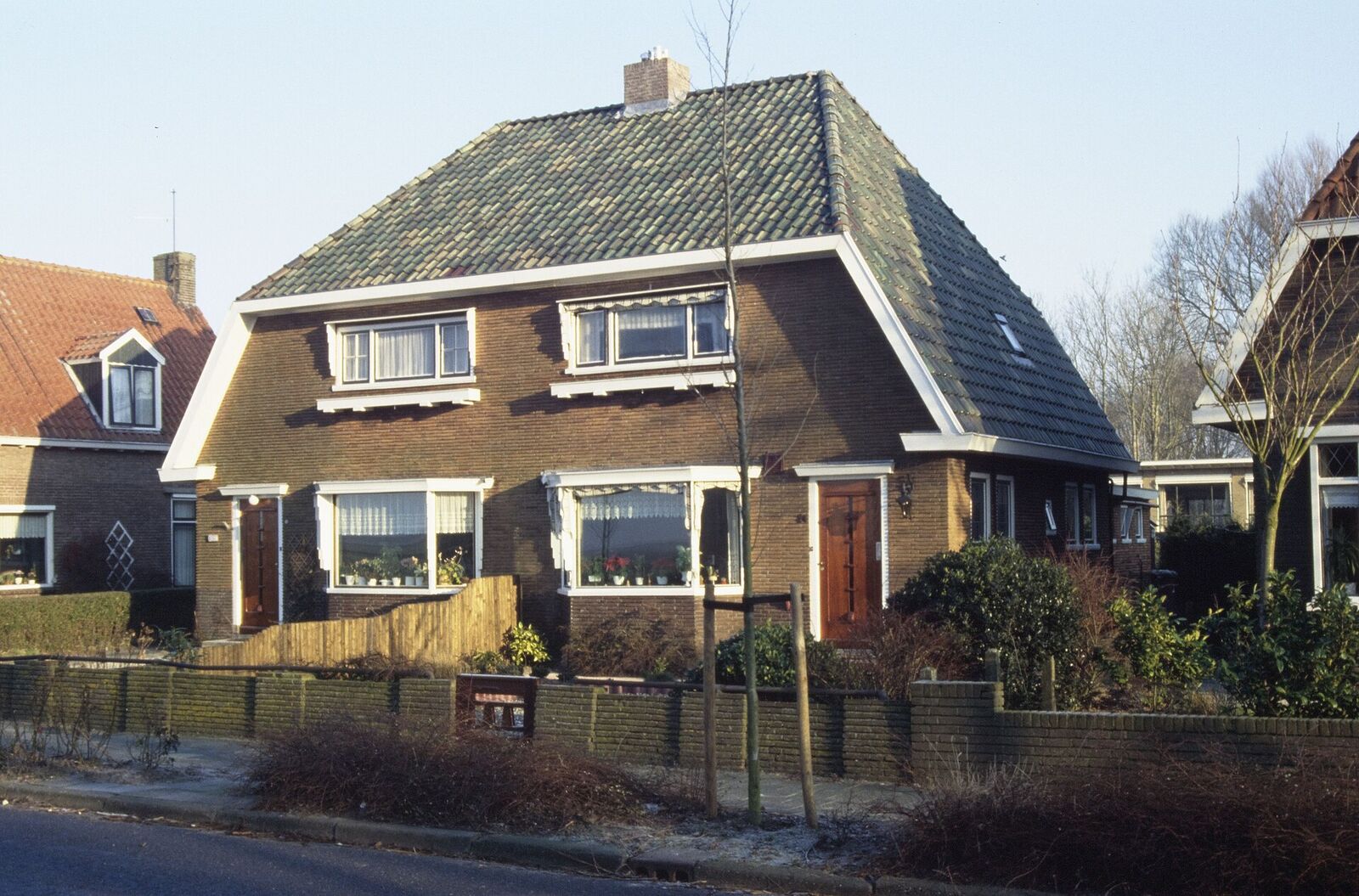A brick semi-detached house with two front doors under one tiled roof on Brouwersdyk in Workum, Friesland